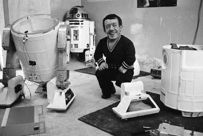Az R2-D2 robot belsejében valójában a színész Kenny Baker ült.