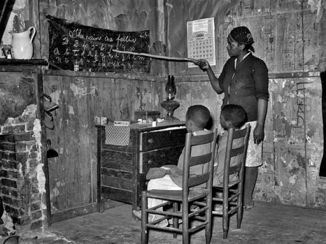Gyermekeit otthon írni és olvasni tanító édesanya, Louisiana, 1939.