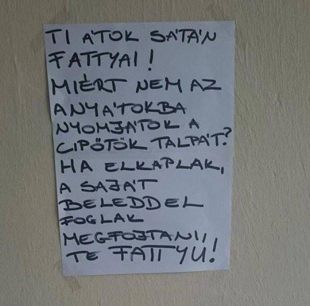 Senki sem szereti, ha lábnyomok vannak a falon… Ő sem, és ennek hangot is ad.
