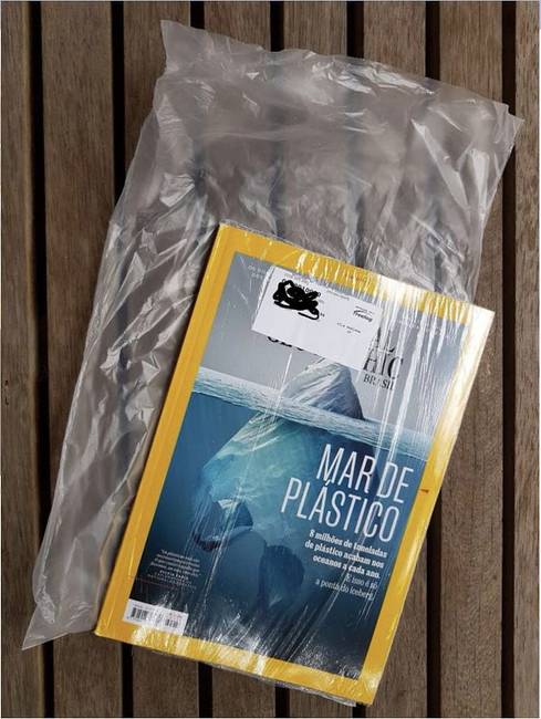 A National Geographic világszenzációnak örvendő - a műanyag-hulladékok veszélyeire figyelmeztető - lapszámát duplán műanyag fóliába csomagolva szállították házhoz.