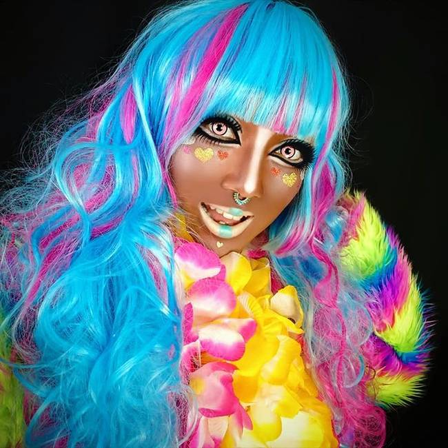 A Ganguro, amely szó szerinti fordításban „fekete arcot” jelent, egy szélsőséges smink-divat Japánban, amikor is a lányok a felismerhetetlenségig elváltoztatják az arcukat.