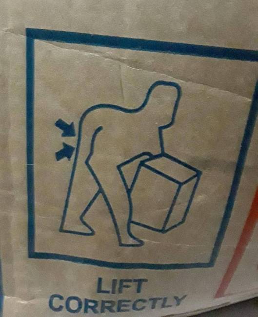 Ez a kép elvileg azt mutatja, hogyan kell helyesen felemelni a dobozt, de 10 perce nézzük és még mindig nem értjük, hogyan lehet úgy felemelni, mint a képen.