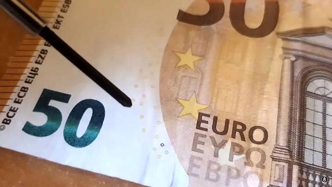 Mint a hozzászólásokból azonban kiderült, a bankjegyek bármiféle formában történő másolását az úgynevezett „EURion csillagkép” akadályozza meg. Ezek az apró pontok minden 1996 után kiadott bankjegyen megtalálhatók.