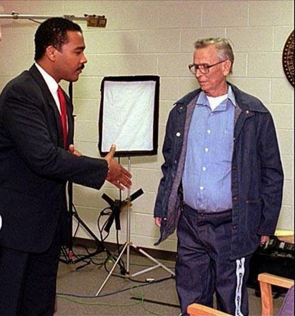 Martin Luther King fia, Dexter King, kezét nyújtja apja gyilkosának, az életfogytiglani börtönbüntetését töltő James Earl Raynek. (1997)