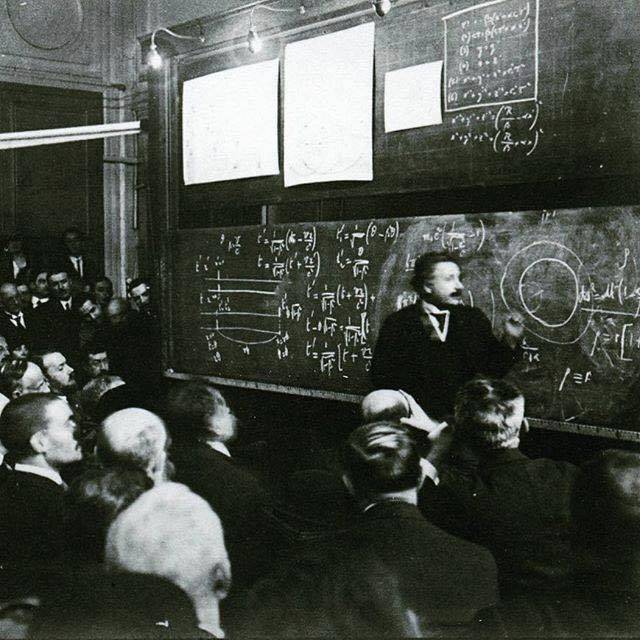 Relativitáselméletet oktató Albert Einstein, 1922-ben.