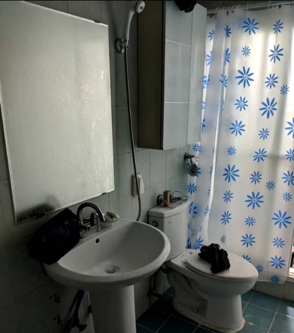 Nyilván a zuhanyfüggöny zavarta meg a szakikat, akik így nem vették észre, hogy a zuhanyzó tulajdonképpen a függöny másik oldalán lett kialakítva.