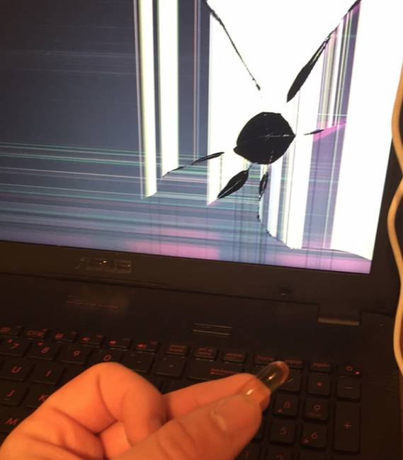 „Véletlenül egy kapszulát felejtettem a laptop billentyűzetét, majd JÓ ERŐSEN rácsuktam a képernyőt. A kapszulának semmi baja sem lett, a laptop képernyője viszont szerencsére darabokra tört...”