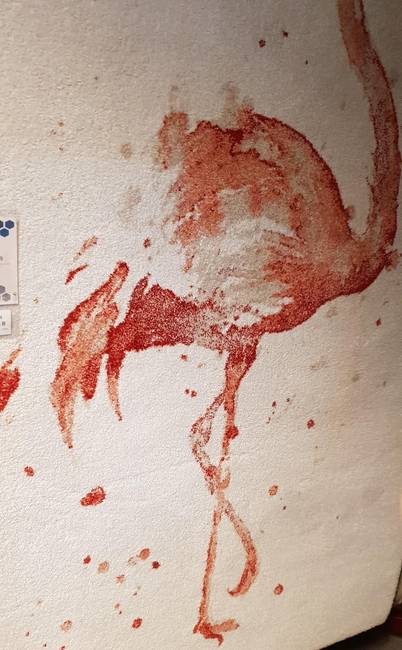 Ez nem kiömlött vörösbor vagy egy gyilkosság helyszíne. Egyszerűen ilyen a flamingós szőnyeg dizájnja.
