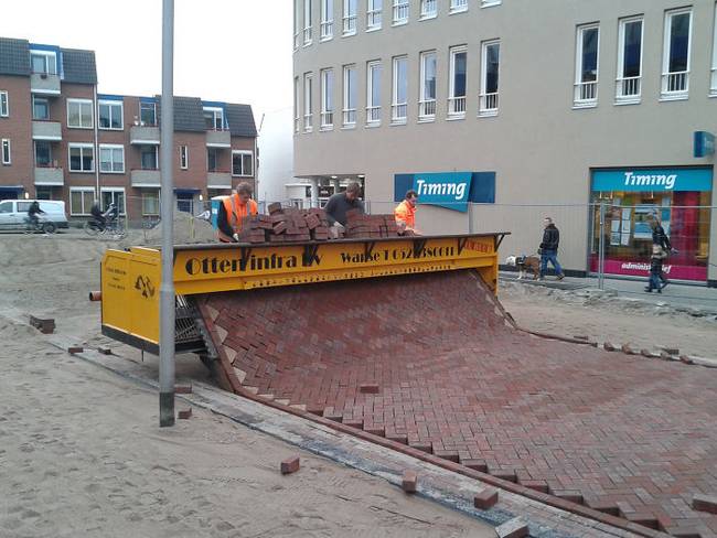 Így készítik a téglával burkolt közterületeket Hollandiában.