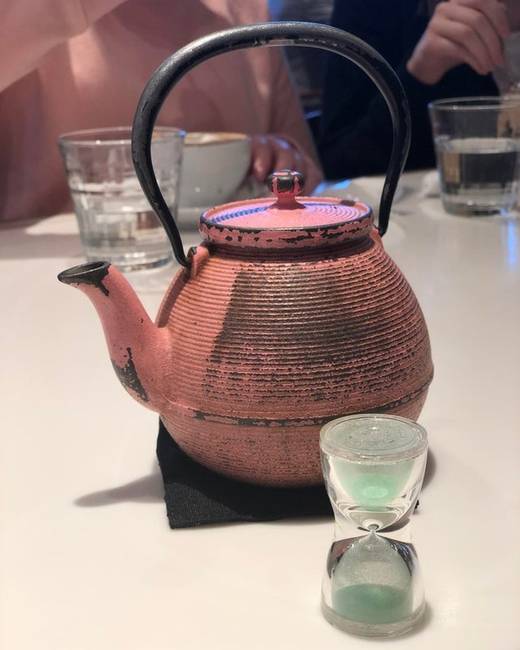 Ebben a kávézóban a teáskanna mellé egy kis homokórát is hoznak, ami megmutatja, hogy mikor telt el annyi idő a főzéstől számítva, hogy már kellemesen fogyasztható legyen az ital.