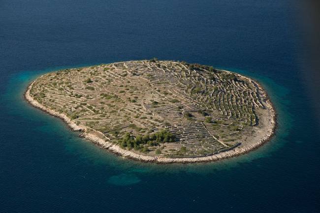 A Vodice közelében található Baljenac-sziget olyan, akár egy óriás ujjlenyomat.