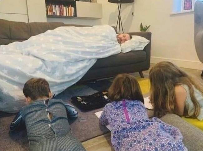 A szülői leleményesség csúcsa: apuka azt a feladatot adta a gyerekeknek, hogy rajzolják le őt, miközben alszik.