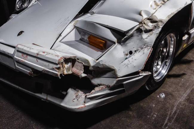 A Lamborghini legfontosabb jelenetében Jordan Belfort kétségbeesetten vánszorog el az autóig, majd látszólag minden gond nélkül hazavezet. Reggel azonban a rendőrök ébresztik, és a főhős házának felhajtóján álló kocsi látványa igencsak siralmas képet festett.