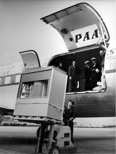 Egy 5 megabájtos számítógépmemória szállítása 1956-ban.