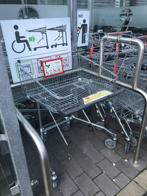 Kerekesszékeseknek készült bevásárlókocsi egy németországi Lidl-nél.
