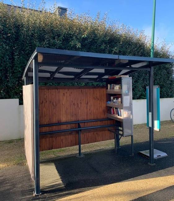 Mini-könyvtárral felszerelt buszmegálló a franciaországi Bretagne-ban.