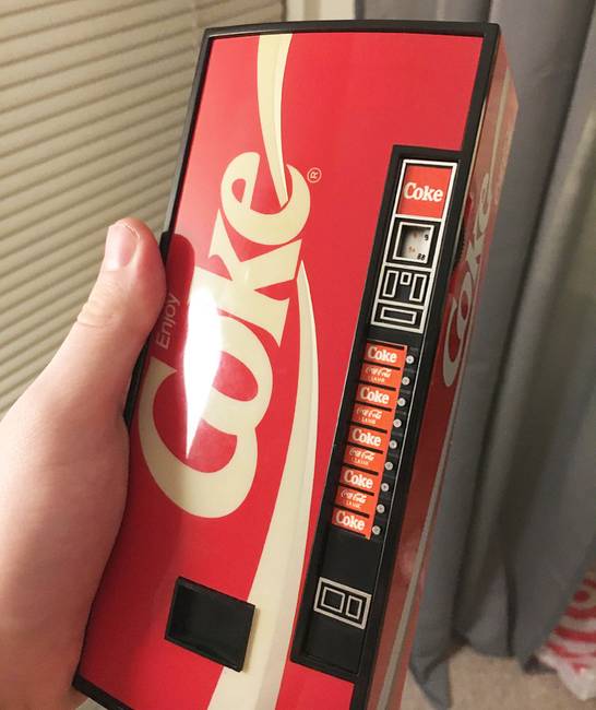Ez egy régi, CocaCola automata formájú zsebrádió.