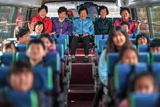 Dél-Koreában folyamatosan csökken a születési ráta, és ezzel együtt az iskolában tanuló diákok száma is, ezért a dél-koreai kormány úgy döntött, hogy az írástudatlan nyugdíjasok is bejárhatnak az iskolába, hogy megtanuljanak írni és olvasni.