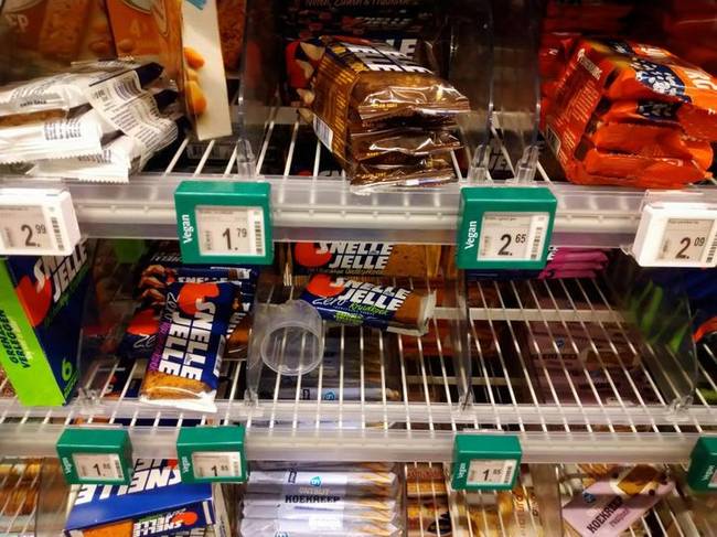 „A helyi szupermarketben eltérő színű borítással jelzik a vegán termékek címkéit.''