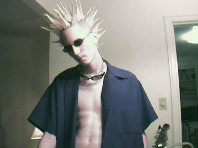 „Ez én vagyok 2004-ben, amikor a Fight Club-ról és a Mátrixról szólt az életem. Igen-igen, volt bennem egy kis Prodigy is.”