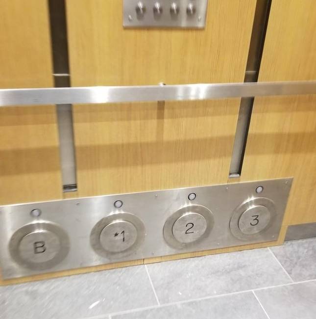 A padló közeli óriás gombok lehetővé teszik, hogy akkor is könnyedén kezeljük a liftet, ha tele vannak a kezeink.