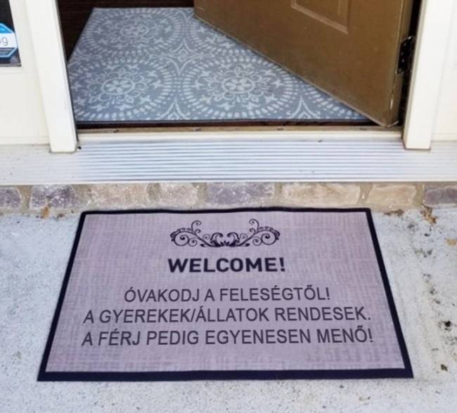 Valami azt súgja, hogy ezt a lábtörlőt sem a feleség hozta a házhoz...😄