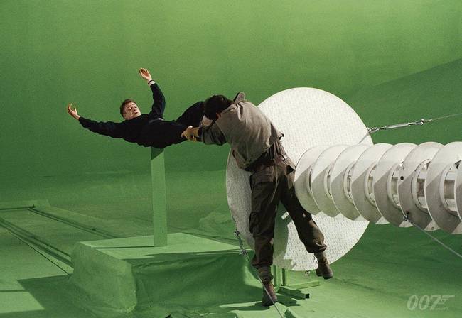 Pierce Brosnan és Sean Bean az Aranyszem (1995) című film forgatásán.