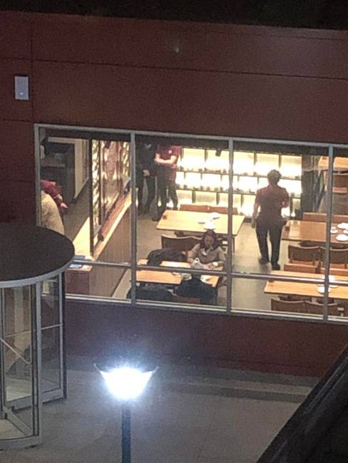 „Az étterem 15 perccel ezelőtt bezárt, ez a két vendég pedig nem is sejti, hogy az egész személyzet arra vár, hogy távozzanak."