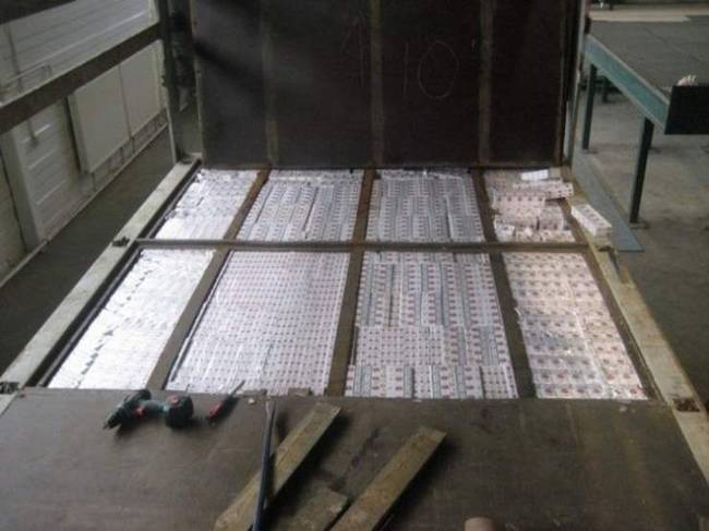 18 rendőrségi fotó, a cigarettacsempészek merészebbnél-merészebb módszereiről
