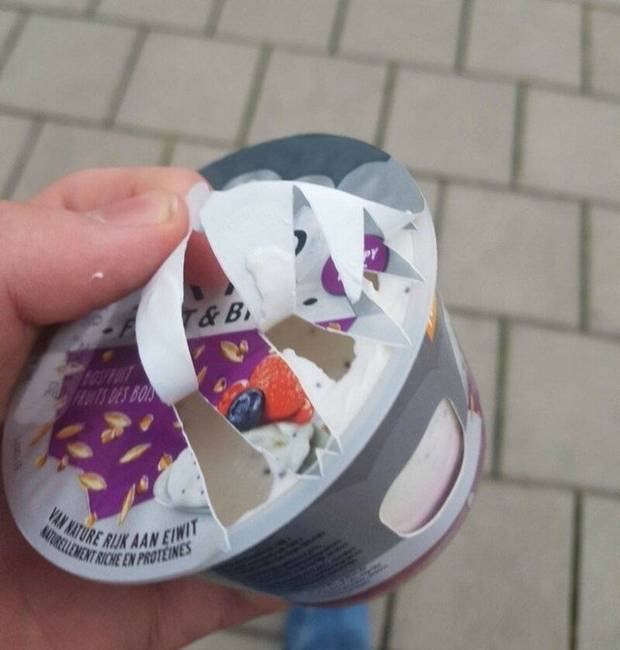 Az ilyen fedelek gyártóit büntetni kellene.