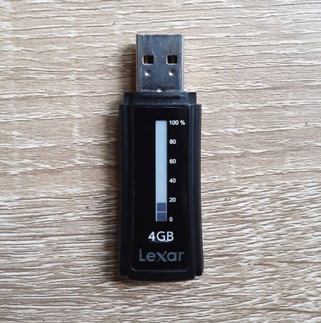 Ennek az USB-nek a külső indikátora mutatja, hogy mennyi szabad hely van még rajta.