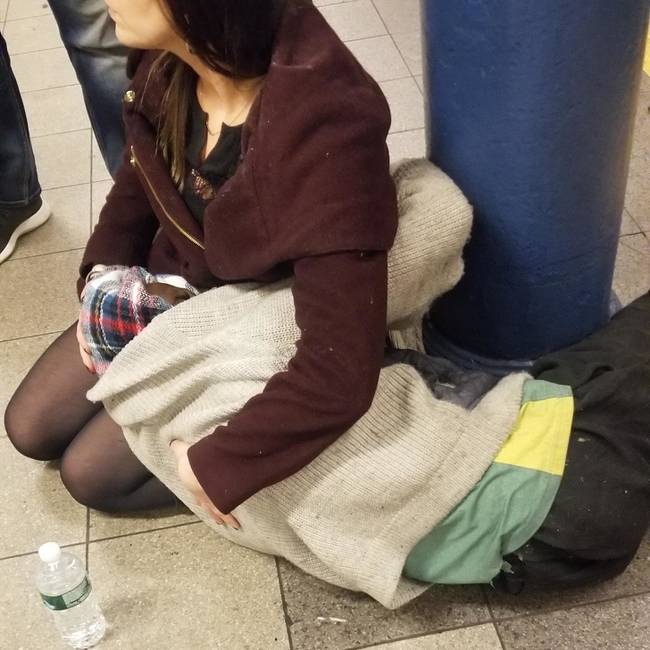„A metró-aluljáróban egy nő megnyugtatja a beteg hajléktalan férfit, amíg a mentősök kiérkeznek."
