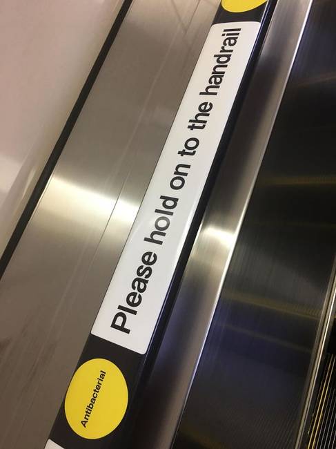 Antibakteriális kapaszkodó a tokiói metró mozgólépcsőjén.