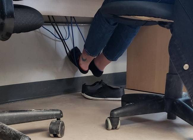 Amikor valaki ezt csinálja a számítógépes kábelekkel, a világban valahol felsír egy informatikus.