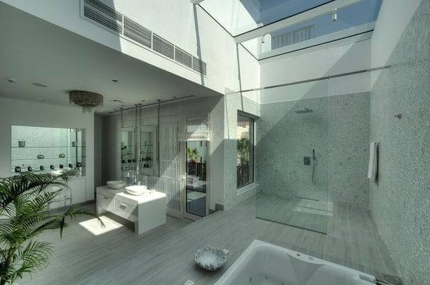 Neem, ez nem egy teljes apartman, ez csak egy átlagos fürdőszoba Dubajban.