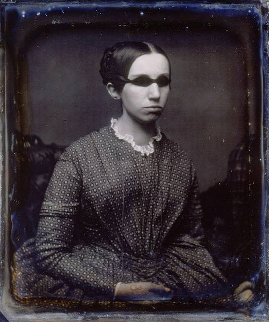 Laura Bridgman, az első siketvak amerikai lány, aki érdemi angol nyelvű oktatást szerzett, 50 évvel Helen Keller előtt, valamikor 1845 körül.