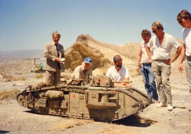 Spielberg és az egyik miniatűr harckocsi az Indiana Jones és az utolsó kereszteslovag forgatásán.