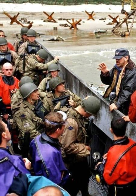 Steven Spielberg, amint épp utasításokat osztogat a Ryan közlegény megmentése című film forgatásán.