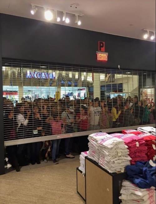 Neem, ez nem egy zombiapokalipszis egyik jelenete, ez csak egy Black Friday reggeli boltnyitás.
