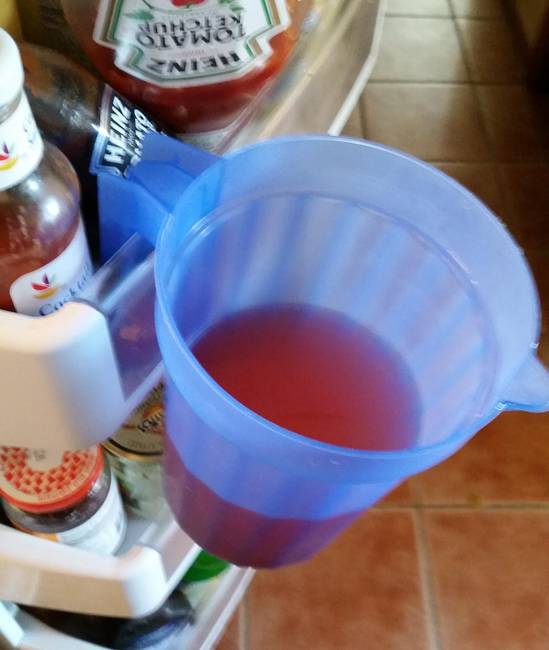 „Elejtettem a kancsót, de a hűtőszekrény szerencsére 'elkapta'...”