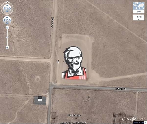 Az olyan nagy cégek, mint a KFC, jól tudják, hogy a Google Earth kiváló hely a reklámra, ezért gyakran fizetnek embereknek, hogy hatalmas reklámot készíthessenek a mezőkön.