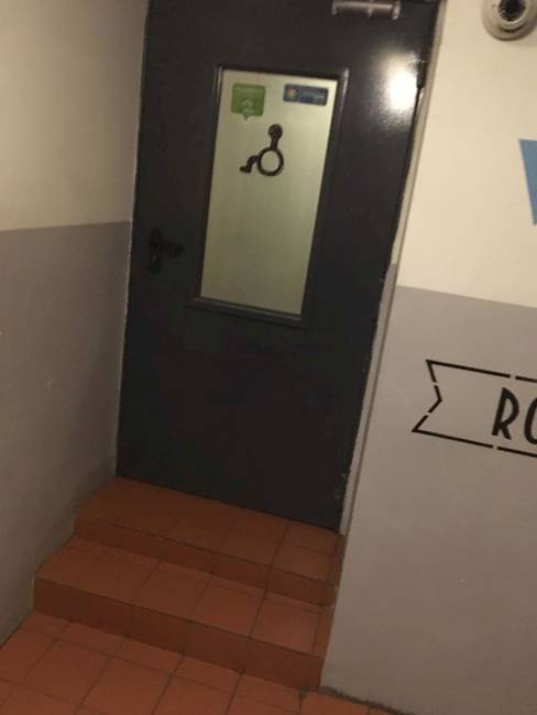 Bejárat a mozgáskorlátozott WC-be.