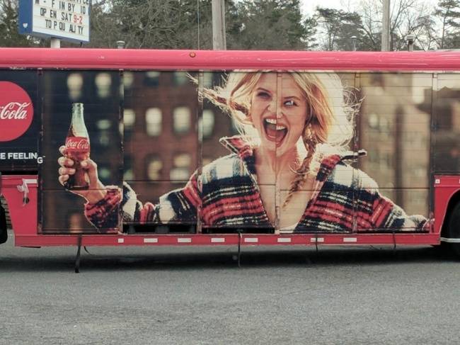 Nem a legimpozánsabb Coca Cola reklám.