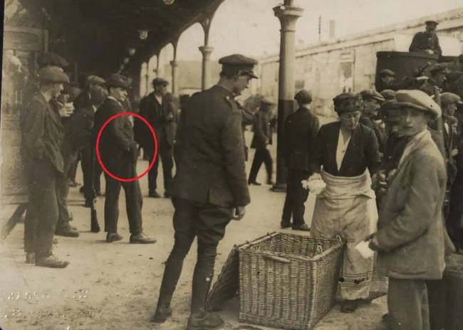 Miért tartja sok ír férfi szándékosan a zsebében a kezét, amikor találkozik a brit királyi családdal?