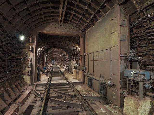 Kiderült, hogy a metróalagutaknak is vannak ajtajai. Hatalmas ajtajai. Ez a kép Moszkvában készült.