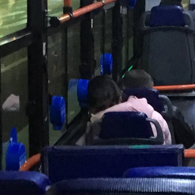 Hogy csökkentsék a buszon elbóbiskoló utasok magatehetetlen fejmozgása okozta sérüléseket, a buszokon ilyen ablakokra ragasztott fejpárnákkal igyekeznek megelőzni a bajt.