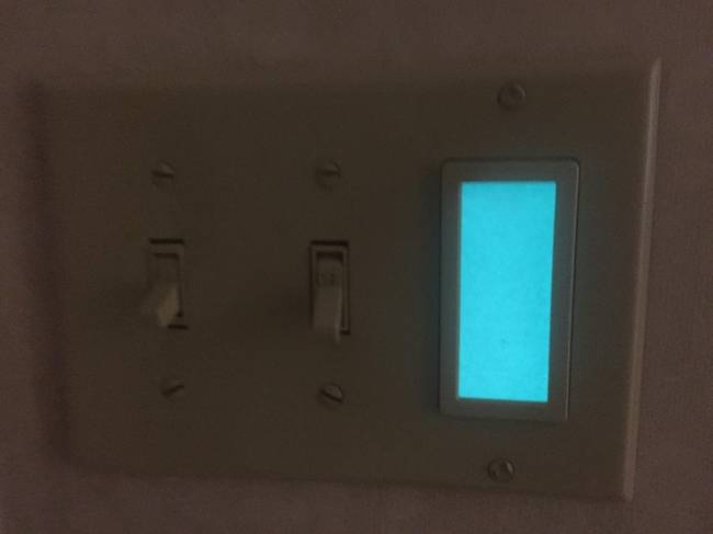 Ez a kapcsoló világít a sötétben, ezzel megkönnyítve a megtalálását.