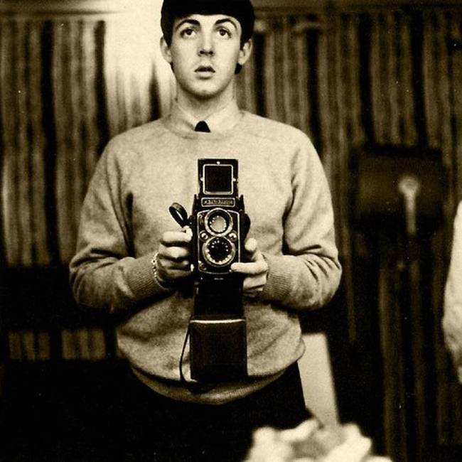 A fiatal Paul McCartney, amint épp a tükör előtt szelfizik, 1959-ben.