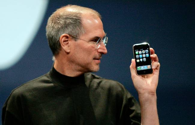 Végezetül az első Apple okostelefon, ami valószínűleg sokak számára ismerős.