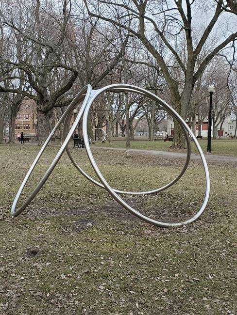 „Mik ezek a tárgyak? A városom több parkjában is megtalálhatók, de ötletem sincs, hogy mi lehet.”